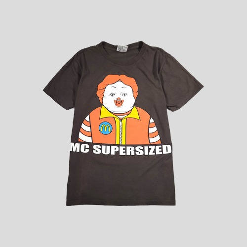 THANABAT 딥브라운 론잉글리쉬 MC SUPERSIZED 빅프린팅 코튼100 반팔 티셔츠 S